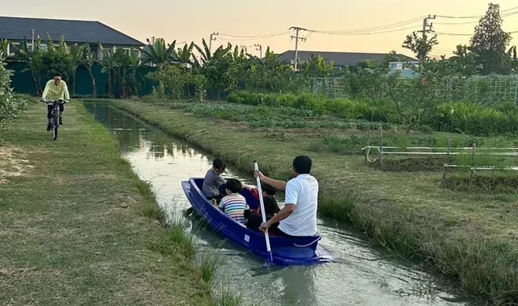 สดชื่น "เสี่ยตา ปัญญา" ความสุขเรียบง่ายที่บ้านสวน หลานๆ พายเรือชมแปลงผัก