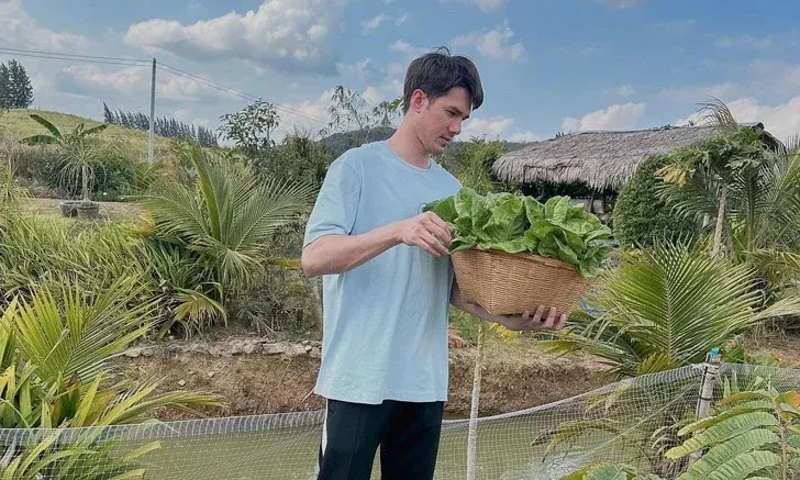 "มิกค์ ทองระย้า" เผยภาพแต่งตัวชิลๆ เก็บผักใช้ชีวิตเรียบง่าย