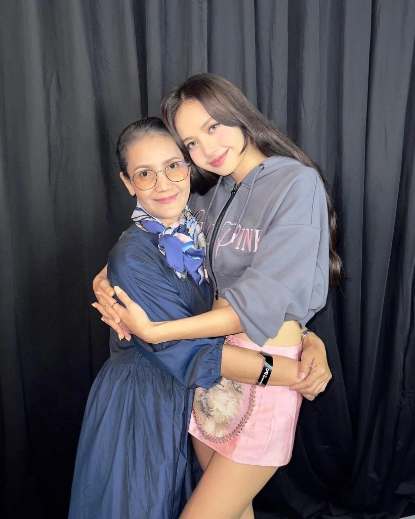 หนุ่มคนดังโผล่ให้กำลังใจ ลิซ่า BLACKPINK ถ่ายรูปคู่คุณเเม่น่ารักสุดๆ